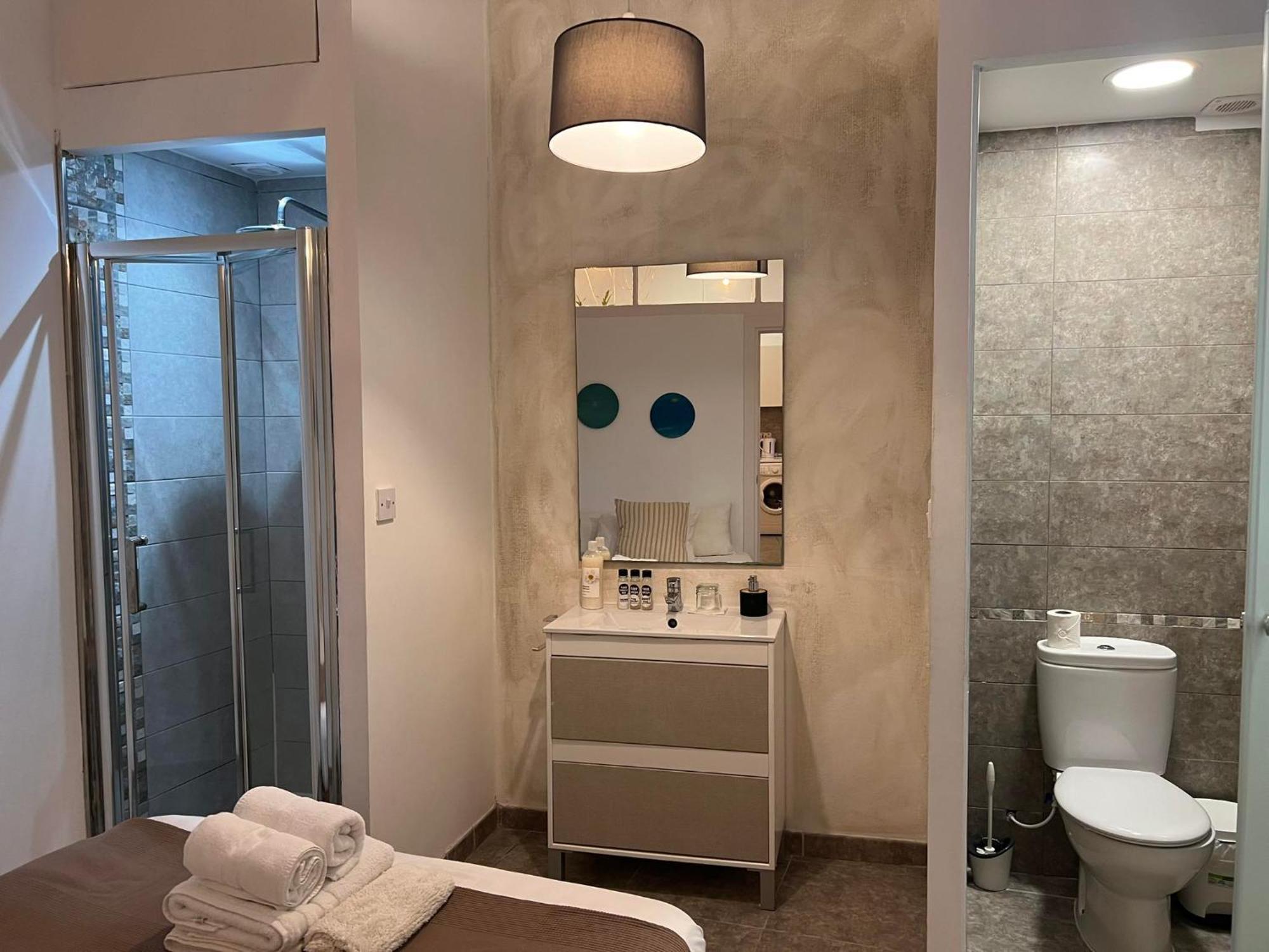 Budget-Friendly 1Br In The City Center ยิบรอลตาร์ ภายนอก รูปภาพ